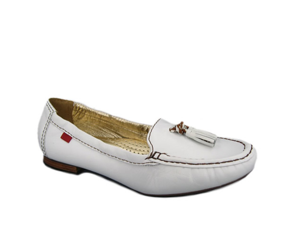 Marc Joseph Prince St loafer for women in white. Made of soft leather with tassel trim.